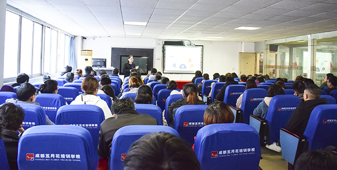 图为杨烨老师讲解学习、考试事项.jpg