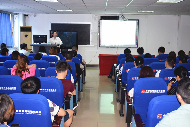 图为李雷老师做学习、考试指导_副本.jpg